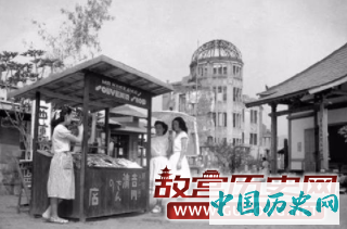原子弹轰炸的六年后，一间开设在广岛的纪念品店