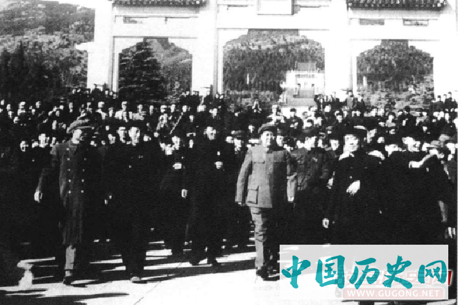1953年，毛泽东晋谒中山陵