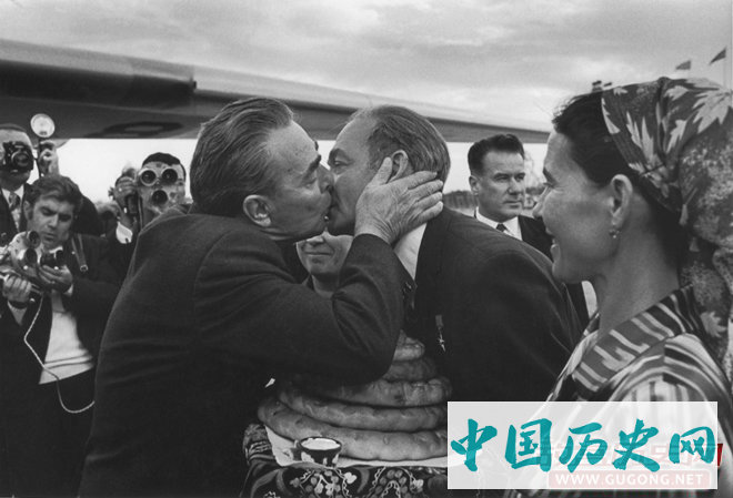 1979年，勃列日涅夫（左）与乌兹别克斯坦领导人谢拉夫（右）热吻