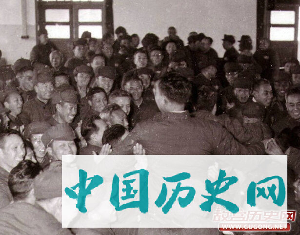 日本战犯获中共特赦后拍手大笑 聚众欢腾