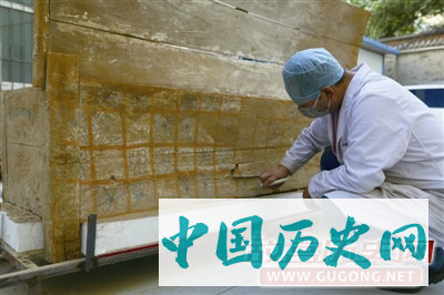 新疆和田洛浦县比孜里墓地两具木棺进行开棺清理