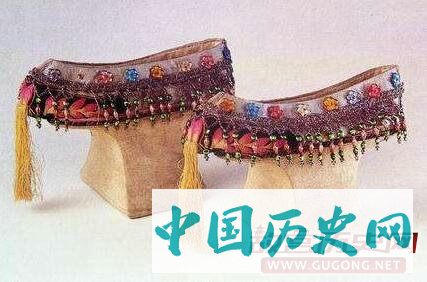 清朝满清女人为何爱穿花盆底鞋？