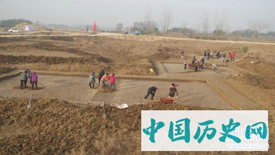 湖北沙洋县余湾墓地考古发掘出土兵器、陶器等珍贵文物90余件